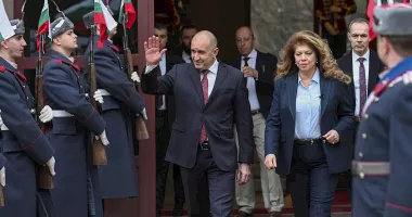 Stire din Actualitate : Președinta Iliana Iotova i-a încredințat lui Rumen Radev mandatul de formare a guvernului bulgar