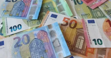 Stire din Economie : BNR: Leul s-a apreciat joi în raport cu euro și dolarul american