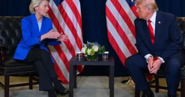 Stire din Actualitate : Donald Trump oferă UE termen până pe 4 iulie pentru a aplica acordul comercial cu Statele Unite