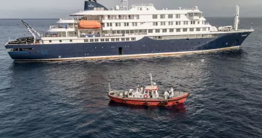 Stire din Actualitate : Nava MV Hondius, afectată de un focar de hantavirus, a ancorat în Tenerife