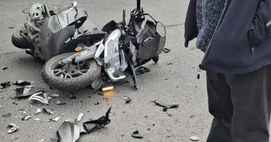 Stire din Eveniment : Tânără motociclistă, lovită violent într-o intersecție după ce o mașină i-a tăiat calea