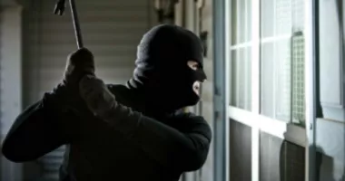 Stire din Eveniment : Spargeri ca în filme la locuințele unor primari. Hoții au supravegheat victimele zile întregi