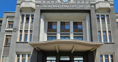 Administrația Porturilor Maritime a luat rapid măsuri eficiente în situația de criză generată de explozia unei drone maritime în dreptul ARSVOM, astfel încât s-a evitat pierdea de vieți omenești.  „Compania Națională Administrația Porturilor Maritime SA Constanța a acționat în conformitate cu atribuțiile care îi revin încă din primele momente ale intervenției.  În continuare se acționează în sprijinul autorităților, în eficientizarea aplicării măsurilor care se impun în cadrul planului de intervenție.  Prin măsurile luate, prin intermediul departamentelor specializate, de securitate și siguranță portuară, s-a evitat pierderea de vieți omenești.  CN APM își pune la dispoziție logistica și expertiza pentru diminuarea efectelor acestei situații și intervine în concordanță cu măsurile luate de autorități“, au transmis reprezentanții CN APM.