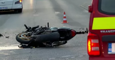 Un tânăr fără permis a ajuns în stare critică după un accident cu motocicleta