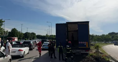 Panică la Cireșica! Un TIR aflat în mers a lovit mai multe mașini - 3