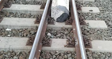 Inconștiență sau tentativă de act terorist? Un element de beton, așezat intenționat pe calea ferată, la Constanța