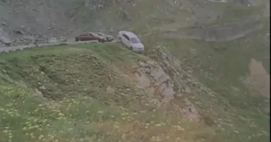 Moment incredibil pe Transfăgărășan: o mașină a căzut în râpă după ce șoferul a uitat să tragă frâna de mână