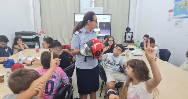 Lecție de curaj pentru copii, alături de pompierii ISU Dobrogea, la Biblioteca de Vară