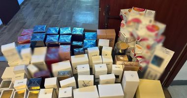 Prins la Constanţa cu parfumuri contrafăcute, „aur” şi ţigări netimbrate