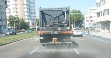 Stire din Social : Străzile din municipiul Constanța, stropite cu apă în zilele caniculare