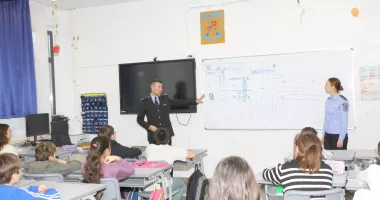 Polițiștii locali, față în față cu elevii. Campanie de prevenire în școlile din Constanța - 2
