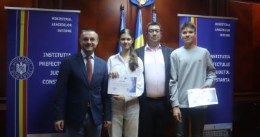 Elevi de 10 premiați de prefectul Constanței - 4