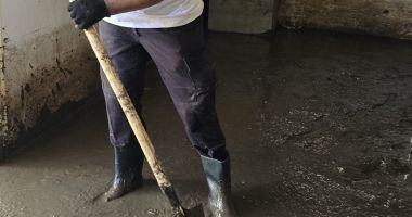 Peste 50 de agenți Zip Escort alături de voluntari au plecat în această dimineață către Galați să ajute la curățarea caselor celor afectați de inundații - 6