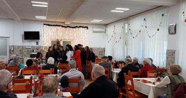 Stire din Social : Emoție, colinde și daruri, pentru seniorii de la Căminul pentru Persoane Vârstnice Constanța