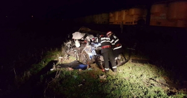 ATENȚIE, IMAGINI ȘOCANTE! TRAGEDIE FEROVIARĂ! AUTOTURISM SPULBERAT DE TREN. BĂRBAT MORT, TĂIAT ȘI DESFIGURAT - 10
