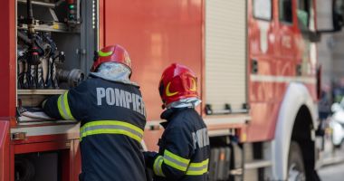 Stire din Eveniment : UPDATE Arde o casă în zona Trocadero. Un bărbat de 63 de ani a fost dus la spital cu arsuri de gradul 1