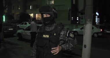 UPDATE / Pistoale, săbii și zeci de mii de lei găsite la contrabandiștii de țigări – GALERIE FOTO - 5
