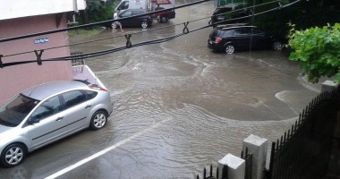 Stire din Social : Galerie FOTO. Prăpăd la Constanța! Gospodării și canalizări inundate. Echipele RAJA, în acțiune
