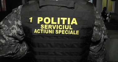 UPDATE / Pistoale, săbii și zeci de mii de lei găsite la contrabandiștii de țigări – GALERIE FOTO - 6