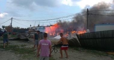 Stire din Eveniment : Galerie FOTO - Incendiu devastator între Mamaia și Năvodari! Un bărbat a fost găsit CARBONIZAT - UPDATE