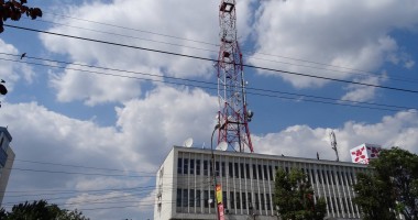 Atenție! Imagini VIDEO interzise minorilor! Un bărbat din Mangalia, GOL PUȘCĂ, a amenințat ore în șir că se sinucide! / UPDATE - 2