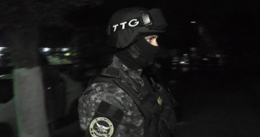 UPDATE / Pistoale, săbii și zeci de mii de lei găsite la contrabandiștii de țigări – GALERIE FOTO - 8