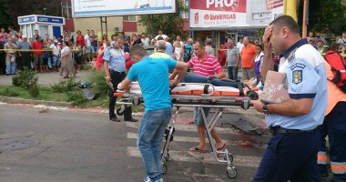 IMAGINI ȘOCANTE! Accident teribil în Constanța, pe strada Soveja, în zona City Park Mall. Mai mulți pietoni au fost SPULBERAȚI de pe trotuar! UN MORT și cinci grav răniți - 2