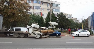 Se întâmplă în Constanța: mașină avariată de un utilaj căzut de pe platformă - 2