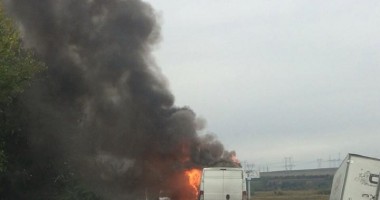 Galerie FOTO. Un camion a luat foc, lângă Medgidia - 3