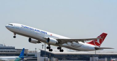 Un copil de 11 ani a murit la bordul unui avion care zbura spre New York. Aeronava a aterizat de urgență la Budapesta