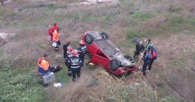 Imagini dramatice! Grav accident rutier pe strada Traian. O șoferiță a lovit un biciclist, după care s-a răsturnat cu mașina în râpa portului! TREI VICTIME - Update - 6