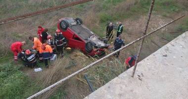 Imagini dramatice! Grav accident rutier pe strada Traian. O șoferiță a lovit un biciclist, după care s-a răsturnat cu mașina în râpa portului! TREI VICTIME - Update - 12