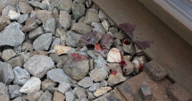 Stire din Eveniment : MOARTE CUMPLITĂ pe liniile de cale ferată: cadavrul a fost târât sute de metri de tren!
