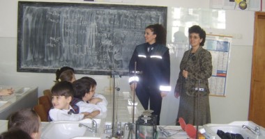 Polițiștii de la Rutieră îi învață pe elevi să circule