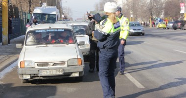 Stire din Eveniment : Șoferi fără permise auto, depistați pe Bulevardul Aurel Vlaicu / Galerie foto
