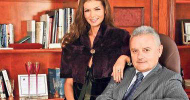 Stire din Monden : "Strâng din dinți și tac din gură"