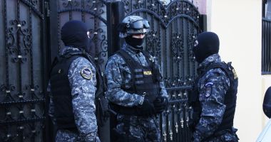 Stire din Eveniment : PERCHEZIȚII LA PROXENEȚII DIN MANGALIA. Practicau "turismul sexual", duceau "fetițe" în toată țara!