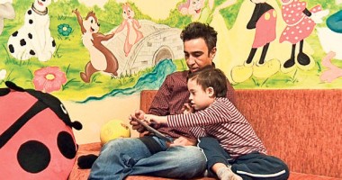 Stire din Diverse : Drama unui membru al trupei Vița de Vie: fiul său cu sindrom Down, RESPINS de 10 grădinițe