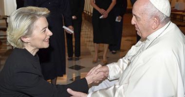 Stire din Actualitate : Preşedinta Comisiei Europene, Ursula von der Leyen, va participa funeraliile Papei Francisc