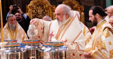 Stire din Cultură-Educație : Moment important pentru Biserica Ortodoxă Română: Sfințirea Marelui Mir, săvârșită de ÎPS Daniel