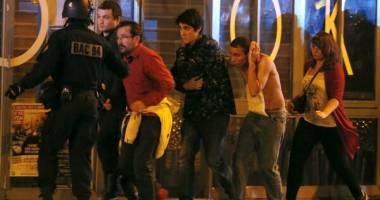 Foto-Video. TEROARE ÎN PARIS. ȘASE atacuri teroriste simultane! Atentat și pe Stade de France! SUTE DE MORȚI! Președintele era pe stadion! - 8