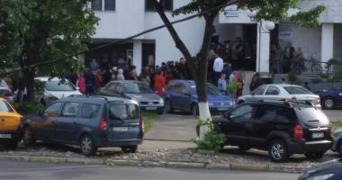Stire din Social : IMAGINEA ZILEI! NERVI ÎNTINȘI LA MAXIM! COADĂ DE ZECI DE METRI LA ANAF CONSTANȚA