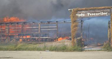 Stire din Eveniment : GALERIE FOTO. Incendiu devastator / Cherhanaua Vadu Pescarilor, rasă de pe fața pământului