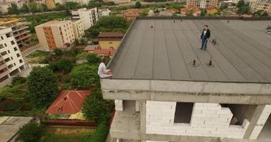 Galerie FOTO. Bărbatul din Constanța care amenința că se aruncă de pe bloc, CONVINS DE SOȚIE SĂ NU SE SINUCIDĂ - Update - 4