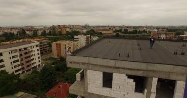 Galerie FOTO. Bărbatul din Constanța care amenința că se aruncă de pe bloc, CONVINS DE SOȚIE SĂ NU SE SINUCIDĂ - Update - 2