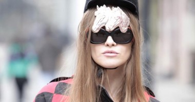 Stire din Monden : Iulia Albu șochează din nou. Are agrafe în gură