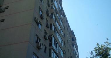 Galerie foto. Un bărbat din Constanța amenință că se aruncă de la etajul al 10-lea! Comandantul ISU Dobrogea negociază cu el - 3