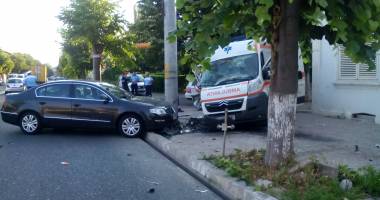 Galerie foto. Grav accident rutier, în Eforie. AMBULANȚĂ IZBITĂ DE MAȘINA UNUI POLIȚIST. Pacienta din Salvare, de urgență la spital - 5