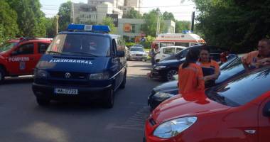Stire din Eveniment : Galerie foto. Un bărbat din Constanța amenință că se aruncă de la etajul al 10-lea! Comandantul ISU Dobrogea negociază cu el