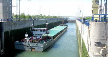 Stire din Economie : 1.733 unități navale au tranzitat canalele navigabile în luna ianuarie